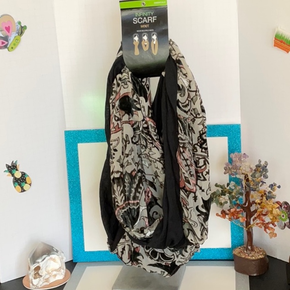 NWT Women’s Infinity Scarf
